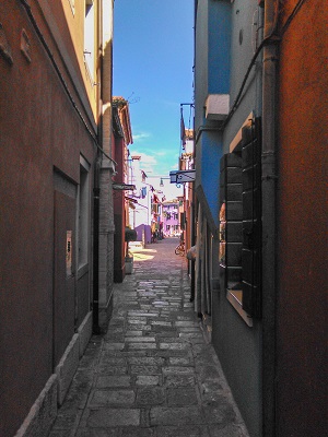 Burano: narrow alley