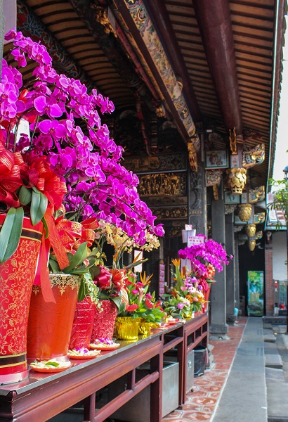 Bao'an temple, flowers offerings