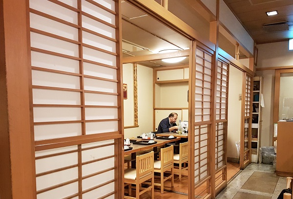 Tsunahachi, best tempura restaurant in Tokyo: tables