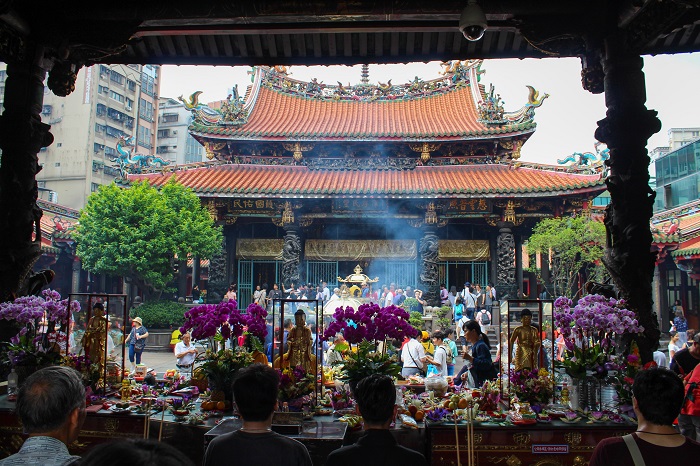 People praying and making offerings at Longshan Temple